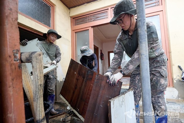 아산시 수해 복구 본격화… 공무원·군·시민 등 약 900명 현장 투입  @아산시