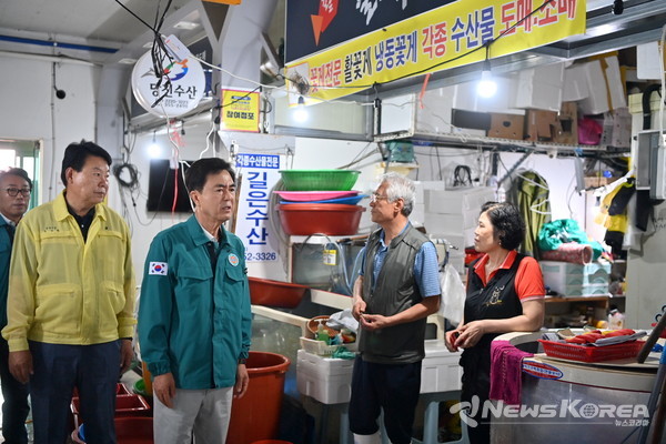 김태흠 충남도지사와 오성환 당진시장이  당진 어시장을 방문했다. @충청남도