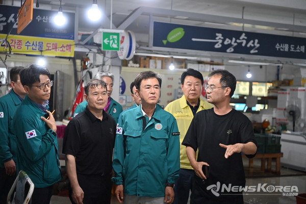 김태흠 충남도지사와 오성환 당진시장이  당진 어시장을 방문했다. @충청남도