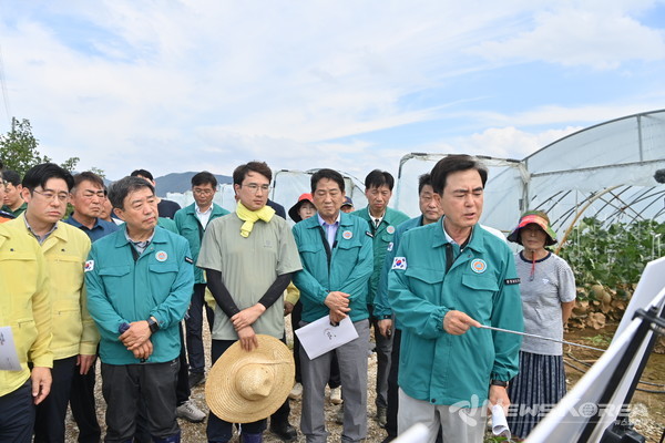 예산군 시설 하우스 단지를 방문한 김태흠 충남도지사가 윤호중 장관에게 피해 상황을 브리핑 하고 있다. @충청남도