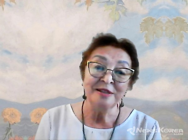 카자흐스탄 아스타나 IWPG 평화위원장 사울레 코자무라토바의 발제 모습 @IWPG