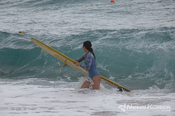 중문해수욕장에서 '제주 서핑트립'을 즐기고 있는 팸투어 참가자 @제주관광공사