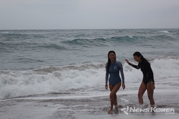중문해수욕장에서 '제주 서핑트립'을 즐기고 있는 팸투어 참가자 @제주관광공사