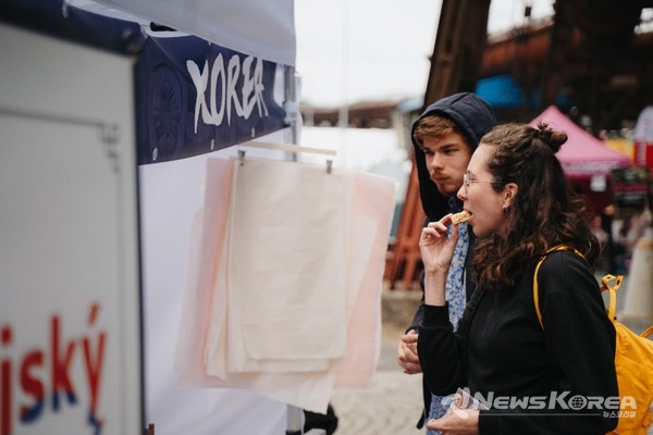 한국대사관이 운영한 ‘Experience Korea’ 한국부스를 찾은 참가자 @주체코대한민국대사관