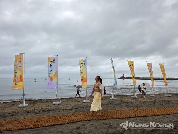 .2025 이호 필터 페스티벌'에서 천연 염색 패션쇼가 열렸다. @제주관광공사