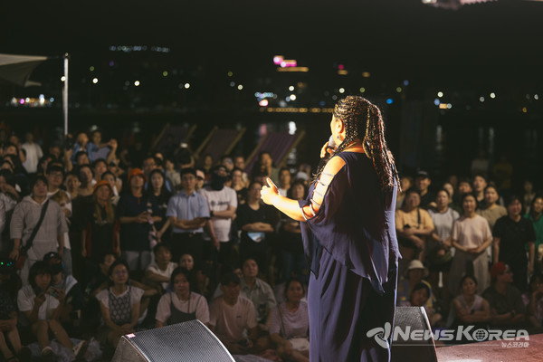 .2025 이호 필터 페스티벌'에서 음악 필터 프로그램에서 BMNK가 열창하고 있다. @제주관광공사