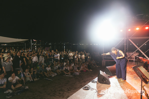 .2025 이호 필터 페스티벌'에서 음악 필터 프로그램에서 BMNK가 열창하고 있다. @제주관광공사