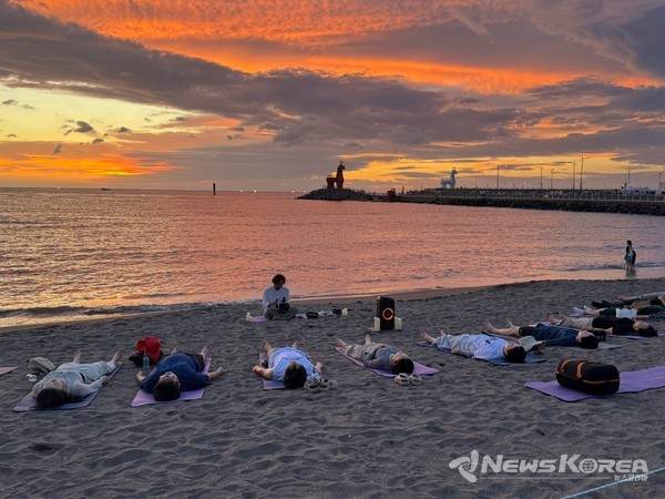 .2025 이호 필터 페스티벌'에서 음악 필터 프로그램에서 플로팅 웰니스에 참가한 참가자들 @제주관광공사