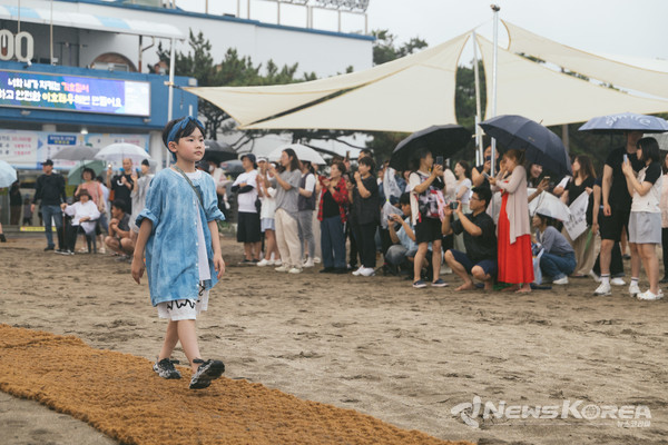 .2025 이호 필터 페스티벌'에서 천연 염색 패션쇼가 열렸다. @제주관광공사