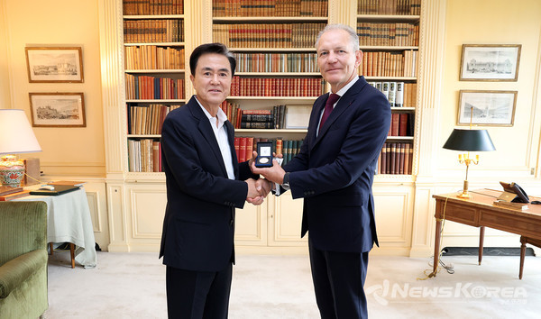 에어리퀴드사 기념품 전달(에펠탑 건축가 알렉산더 구스타브 에펠 기념메달) @충청남도