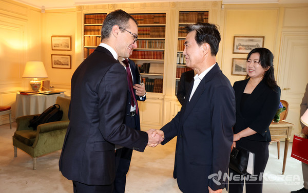프랑스 에어리퀴드 조찬간담회에서 김태흠 지사와 니콜라 푸아리앙 한국대표가 악수하고 있다. 충청남도