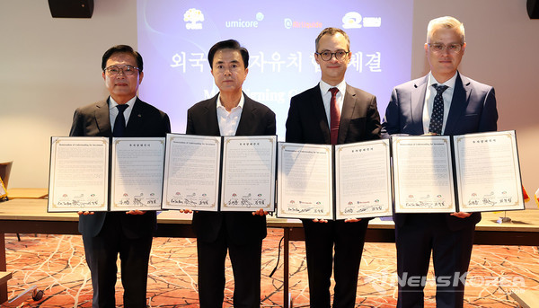 유럽2개사 투자협약식에서 김석필 천안시장 권한대행 부시장, 김태흠 충남도지사, 리콜라 프아리앙 에어리퀴드코리아 대표가 함께 기념촬영을 하고 있다., @충청남도