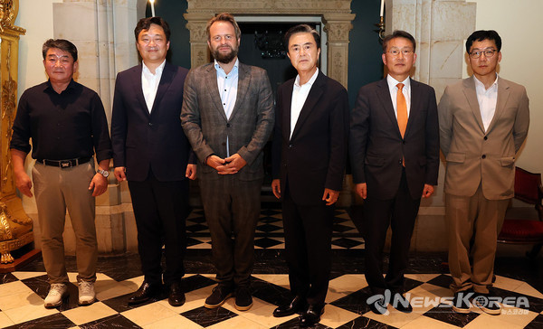 사진 왼쪽부터 손일수 지앤티대표, 이윤수 프레틀그룹 아시아대표, 빌리 프레틀 그룹대표, 김태흠 충남도지사,, 충청남도 관계 공무원 등이 기념촬영을 하고 있는 모습 @충청남도