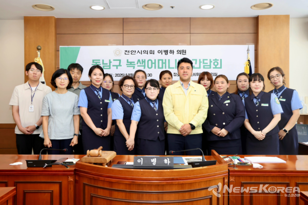 동남구 녹색어머니회 임원들과 기념촬영중인 이병하 천안시의원 @이병하 의원