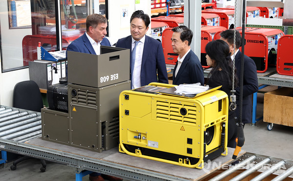 김태흠 충남도지사가 prettl사 현지 시찰을 하고 있다. @충청남도