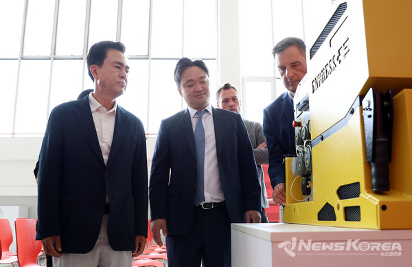 김태흠 충남도지사가 prettl사 현지 시찰을 하고 있다. @충청남도