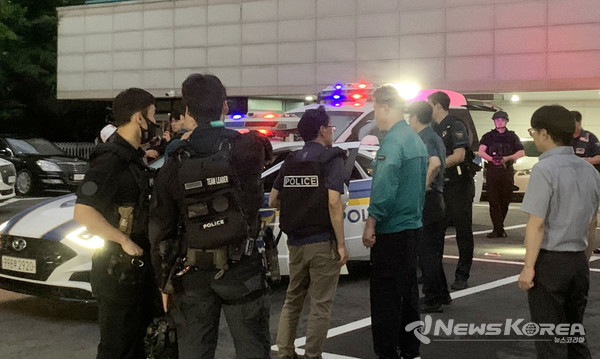 ▲오언석 도봉구청장이 지난 21일 A아파트 폭발물 신고 현장을 찾아 경찰 관계자로부터 상황 설명을 듣고 있다(사진 가운데 민방위복 오언석 도봉구청장) @도봉구