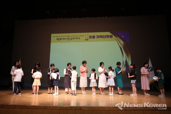 글로벌 1국 소속 각 지부장들이 초등 저학년 부문 1위 수상자들에게 상장을 수여하며 축하 인사를 전하고 있다. @IWPG