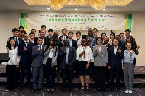 기획재정부와 KOTRA는 7월 4일 서울에서 ‘2024-2025년도 경제발전경험공유사업(KSP)’의 일환으로 ‘KSP 남아공 그린수소 산업 발전방안 중간보고회’와 ‘수소 프로젝트 파트너십 세미나’를 개최했다. 참석자들이 기념촬영을 하고 있다. @KOTRA