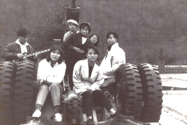 1989년 보컬그룹 '공습경보' 활동 당시(사진 왼쪽 기타 들고있는 이가 필자)  by 1989년 @최진우