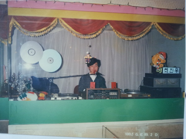 음악다방에서 DJ 시절 최진우 by 1989년 @최진우