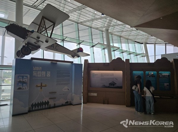 김포공항 국내선 3층 나래 마루 공간에 마련된 전시장 @독립기념관