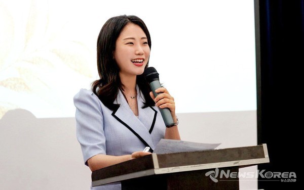 ㈔세계여성평화그룹(IWPG) 전나영 신임 대표가 1일 서울 스페이스쉐어 서울중부센터에서 열린 대표이사 이·취임식에서 취임사를 하고 있다. @IWPG