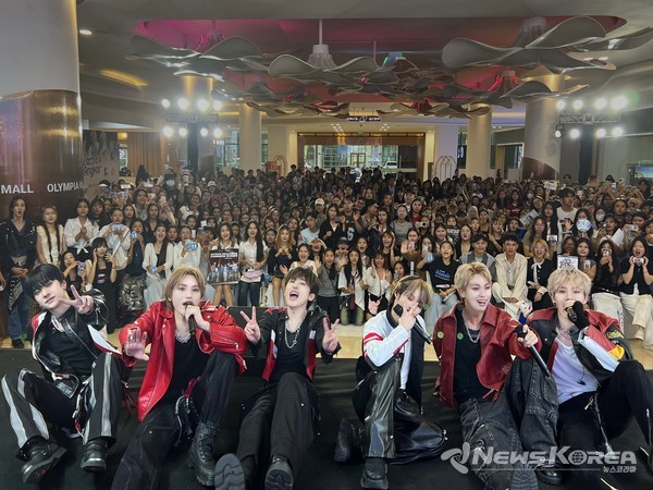 프놈펜의 고등학교 스쿨어택과 대형 쇼핑몰 특설무대에서 진행된 팬사인회와 쇼케이스 공연 @오브문스튜디오