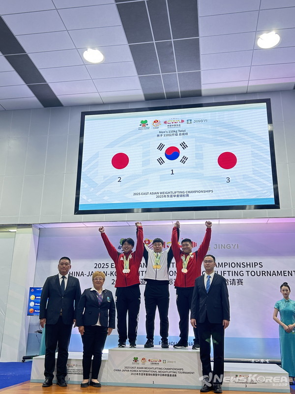 아산시청 장연학 선수(가운데)가 시상식에서 기념촬영을 하고 있다. @아산시