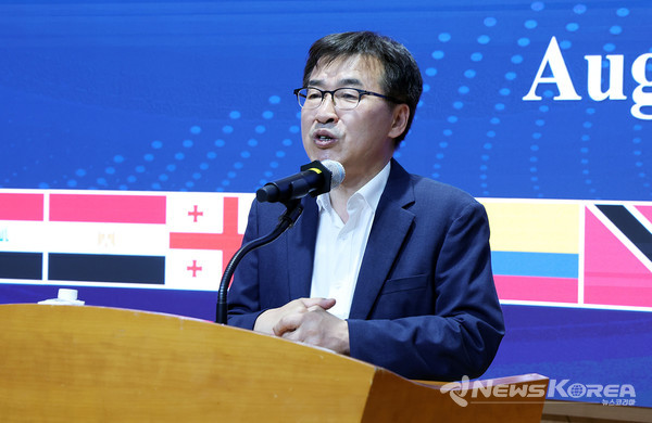 전형식 충청남도 정무부지사가 17개국 외교관들에게 충남을 소개하고 있다. @충청남도