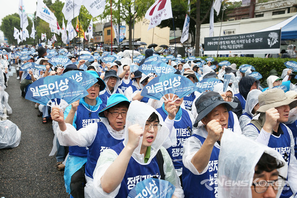 임금인상 생존권 보장을 구호로 대한민국공무원노동조합총연맹이 6일 용산 대통령실 일대에서 소속 조합원 2,000명이 노동자대회를 진행했다. @공노총
