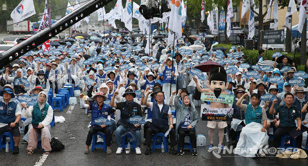 임금인상 생존권 보장을 구호로 대한민국공무원노동조합총연맹이 6일 용산 대통령실 일대에서 소속 조합원 2,000명이 노동자대회를 진행했다. @공노총