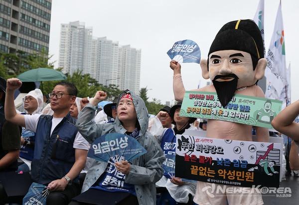 임금인상 생존권 보장을 구호로 대한민국공무원노동조합총연맹이 6일 용산 대통령실 일대에서 소속 조합원 2,000명이 노동자대회를 진행했다. @공노총