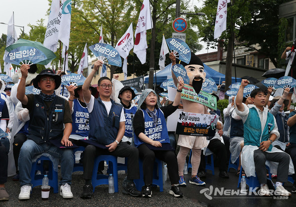 임금인상 생존권 보장을 구호로 대한민국공무원노동조합총연맹이 6일 용산 대통령실 일대에서 소속 조합원 2,000명이 노동자대회를 진행했다. @공노총