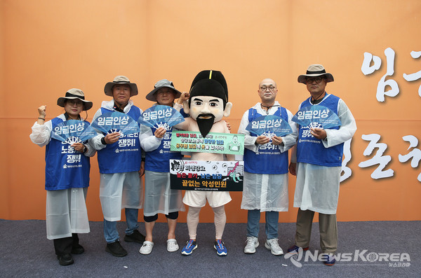 임금인상 생존권 보장을 구호로 대한민국공무원노동조합총연맹이 6일 용산 대통령실 일대에서 소속 조합원 2,000명이 노동자대회를 진행했다. @공노총