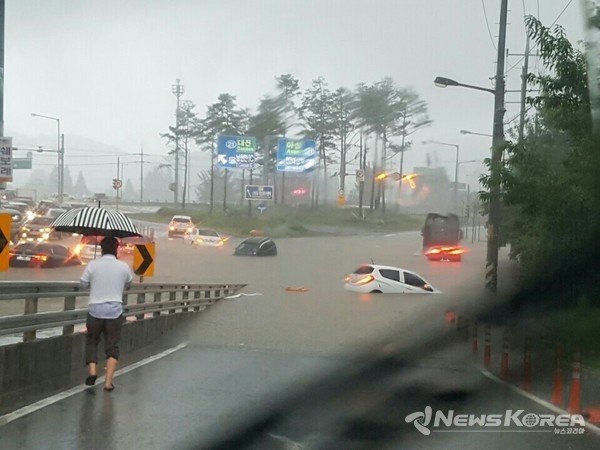 불어난 빗물로 도로가 아수라장으로 변했다. @독자제공
