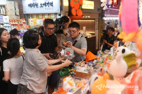 제주 원도심 상권을 찾은 중국인 관광객  @제주관광공사