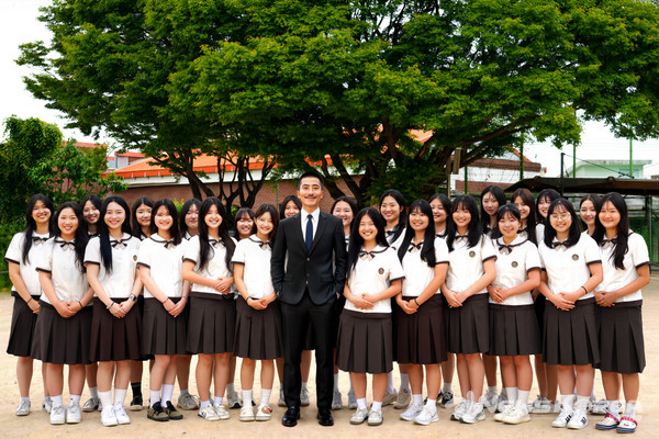 AI로 만든 김세환 선생과 매향여자정보고등학교 학생들의 기념 사진 @수원박물관