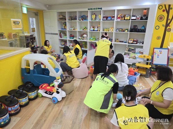 서울 영등포종합사회복지관에서 봉사활동중인 참가자들 @재외동포청