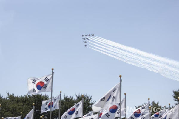 독립기념관 상공에서 진행하는 블랙이글스 에어쇼 @독립기념관