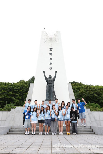타국에서 고국을 그리다 돌아가신 재일동포를 비롯한 세계 각국의 재외동포 영령들이 묻힌 '국립 망향의 동산'을 찾아 선조들의 넋을 기리는 29개국 130여명의 재외동포청소년들 @재외동포청