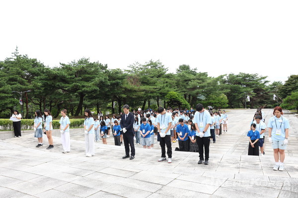 광복 80년을 맞아 재외동포청이 주최하고 재외동포협력센터가 주관하는 '2025 차세대동포 모국  초청연수' 에 참가한 국내외 29개국 130여명의 재외동포청소년들과 김영근 재외동포협력센터장이 13일 독립기념관 찾아 선열들의 피와 땀, 신념으로 이루어진 자주독립의 정신을 기리고 추모의자리에서 참배하고 헌화했다. @재외동포청