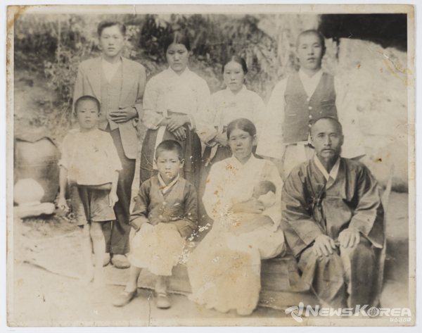 염만석 가족 사진(조부모, 부모, 남매) - 염만석 지사가 미국으로 이민 오기 전에 촬영한 사진이다. @독립기념관