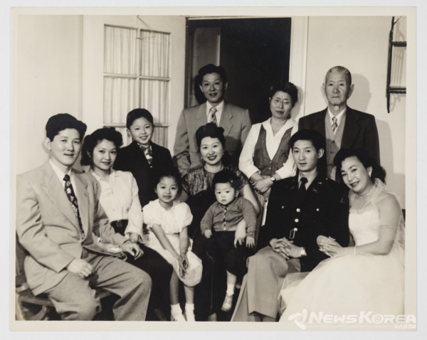 염만석 가족사진(3대) - 염만석 지사의 아들 부부, 딸 부부와 손자, 손녀가 함께 촬영한 사진이다. 사진 두 번째 줄 가장 오른쪽이 염만석 지사, 그 왼쪽이 염항신(김항신)이다. @독립기념관