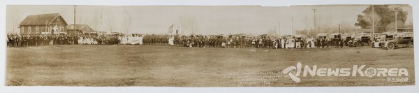 다뉴바지역 3.1운동 1주년 기념행사 사진 - 다뉴바지역에서 개최된 3.1운동 1주년 기념행사에서 촬영한 파노라마 사진이다. @독립기념관