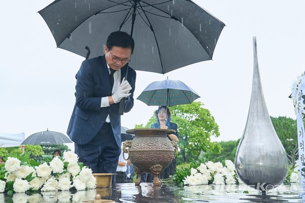 14일 국립방향의동산에서 김석필 천안시장 권한대행 부시장이  ‘위안부’ 피해자 추모비와 故김학순·김복동 할머니 묘역에 헌화하고 있다. @천안시