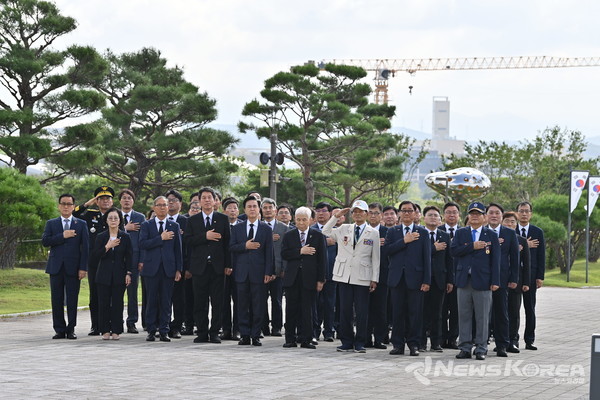 김태흠 충남도지사가 내포신도시 보훈공원 충혼탑을 찾아 참배했다. @충청남도