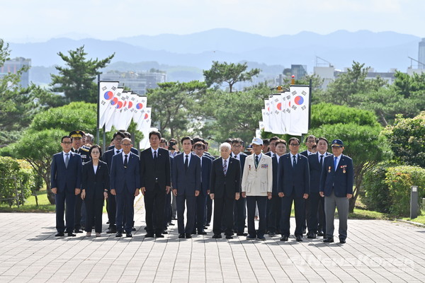 김태흠 충남도지사가 내포신도시 보훈공원 충혼탑을 찾아 참배했다. @충청남도