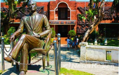 오로라 발레르에 있는 마뉴엘 L. 퀘존 동상. @Visitcentralluzon.com