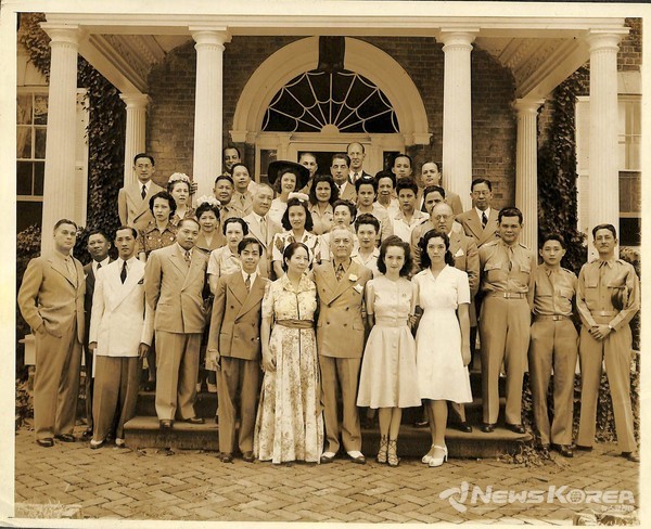 퀘존 대통령, 오로라 퀘존 영부인, 두 자녀인 마누엘 주니어, 마리아 오로라, 마리아 제네이다, 오스메냐 부통령, 영연방 전쟁 내각 구성원, 필리핀 공동체 구성원이 1942년 5월 미국에 도착한 직후 버지니아주 리즈버그의 팻 헐리 부지에 모인 모습. @마뉴엘 루이스 퀘존 페이스북 갈무리